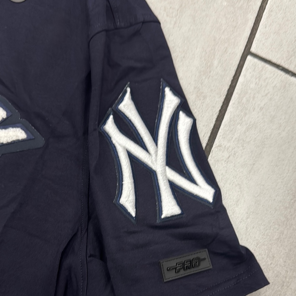 Pro Standard New York Yankees Navy Blue Patch T-Shirt - Picture 3 of 5